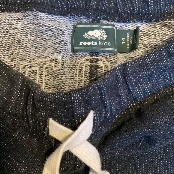 Too small, good condition, roots size 14 kids - Picture 2 of 3